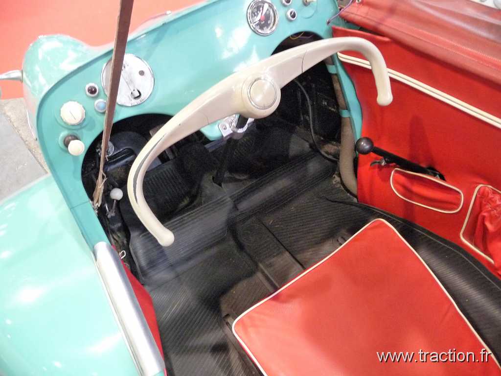 2011_epoquauto (137).jpg - 05/11/2011 - 69000 LYON - EPOQU'AUTO - 33ème Salon International Autos & Motos Anciennes - FMR 3 roues avec toit et ouverture panoramique